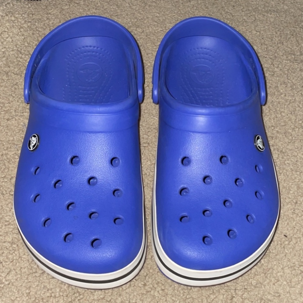 blue classic crocs size 9 women’s